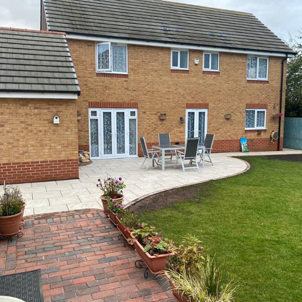 paving and patio design in backgarden